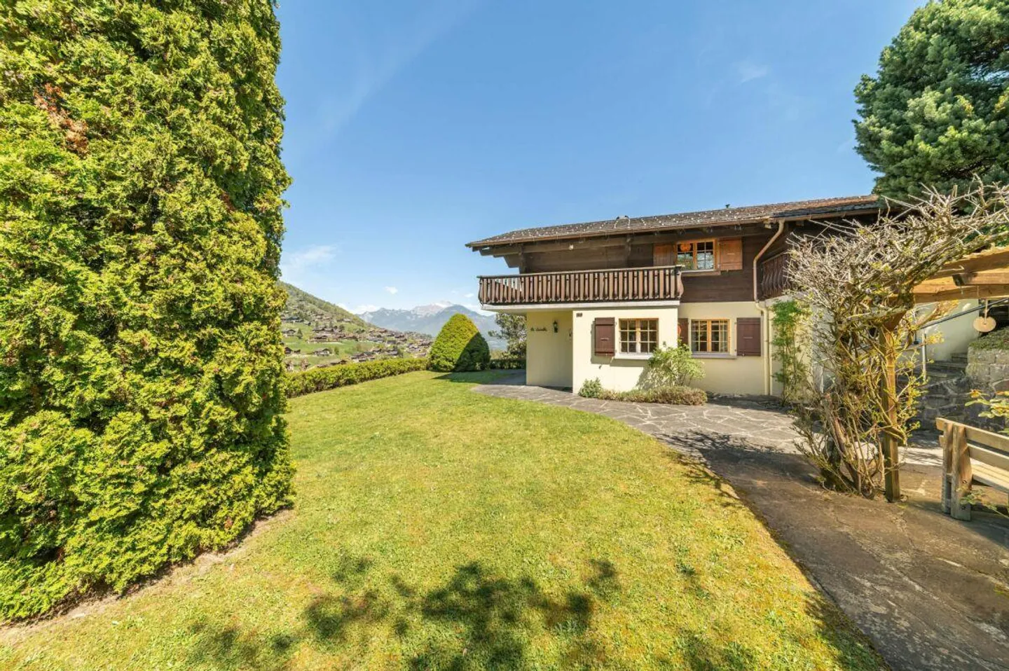 Charming Chalet with Stunning Views - Photo 3 of 30