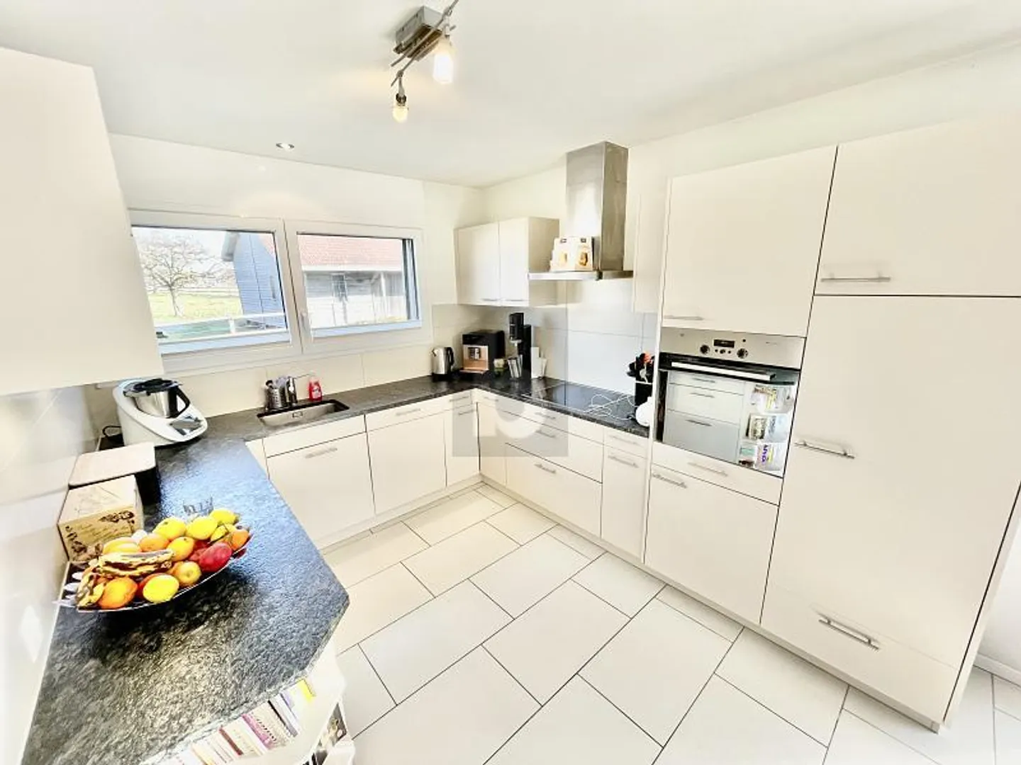 MAGNIFICENT SPACIOUS HOUSE WITH GARDEN - Photo 2 of 6