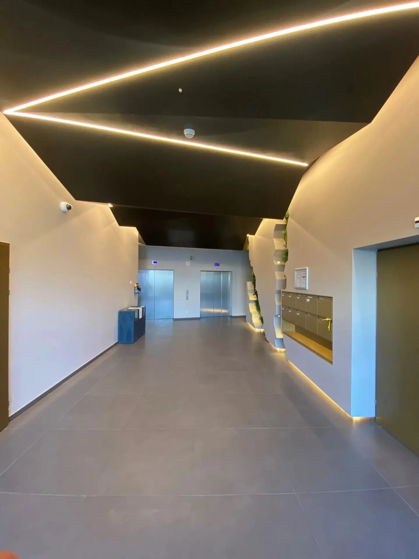 Superfici di attività in un edificio multifunzionale nella zona FTI - Foto 2 di 8