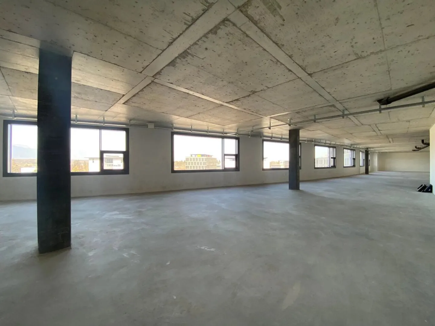 Superfici di attività in un edificio multifunzionale nella zona FTI - Foto 3 di 8