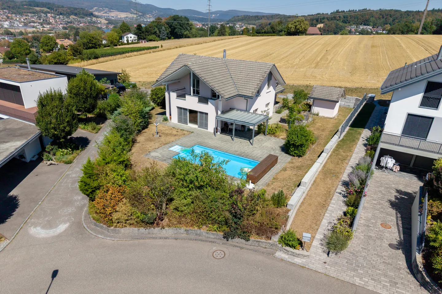Ampia e ben tenuta casa di campagna in posizione privilegiata - con piscina - Foto 2 di 11