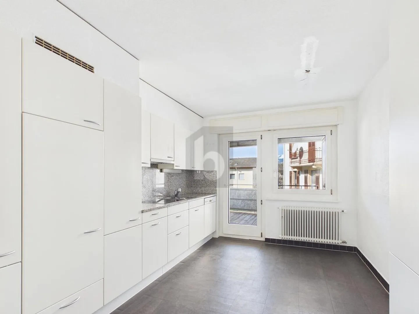 Geräumige Wohnung mit Balkon - Foto 3 von 6
