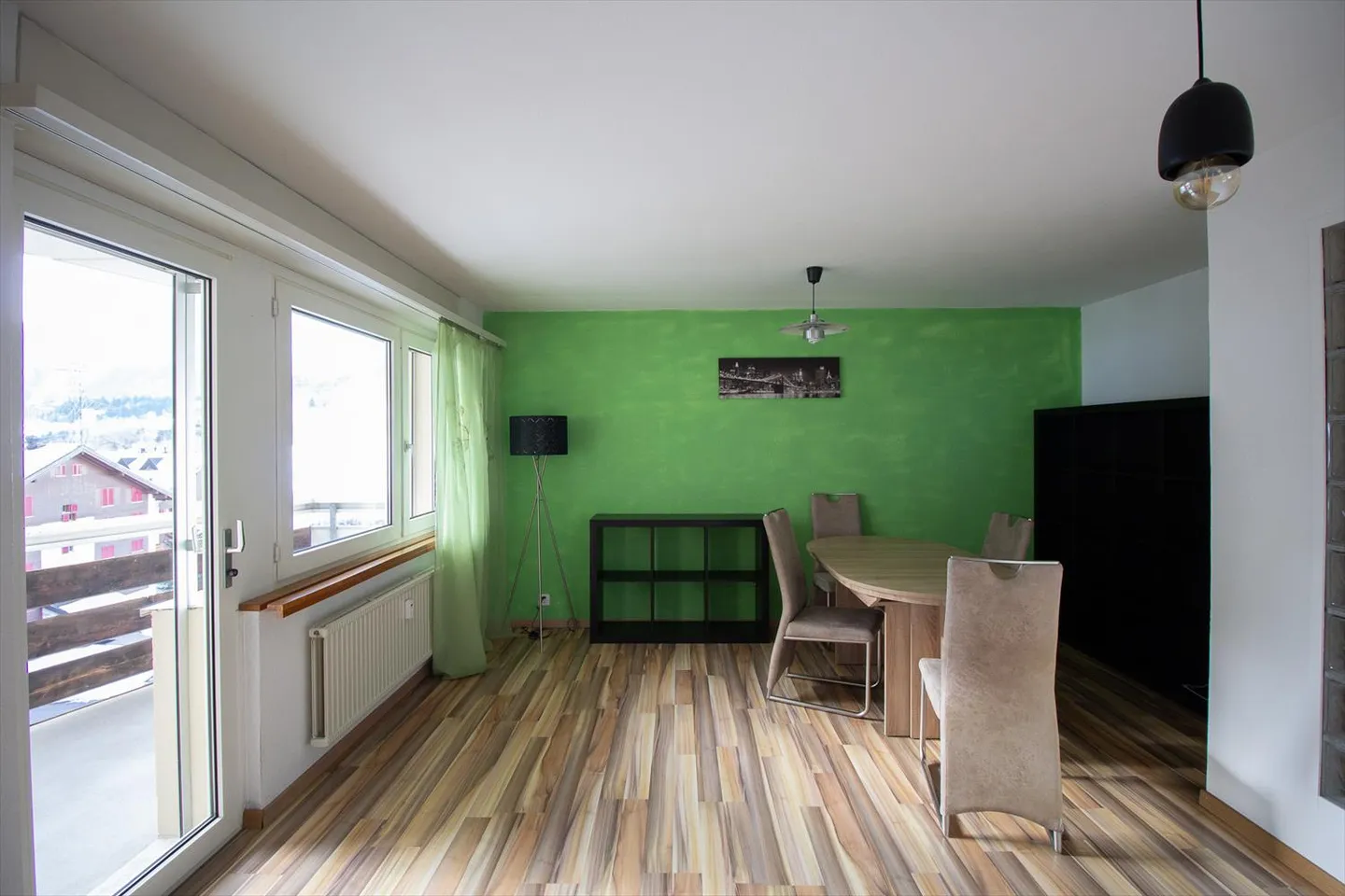 Maison d'appartement 2.5-02, lumineux appartement en attique de 2.5 pièces avec 2 balcons et belle vue - Photo 3 sur 20