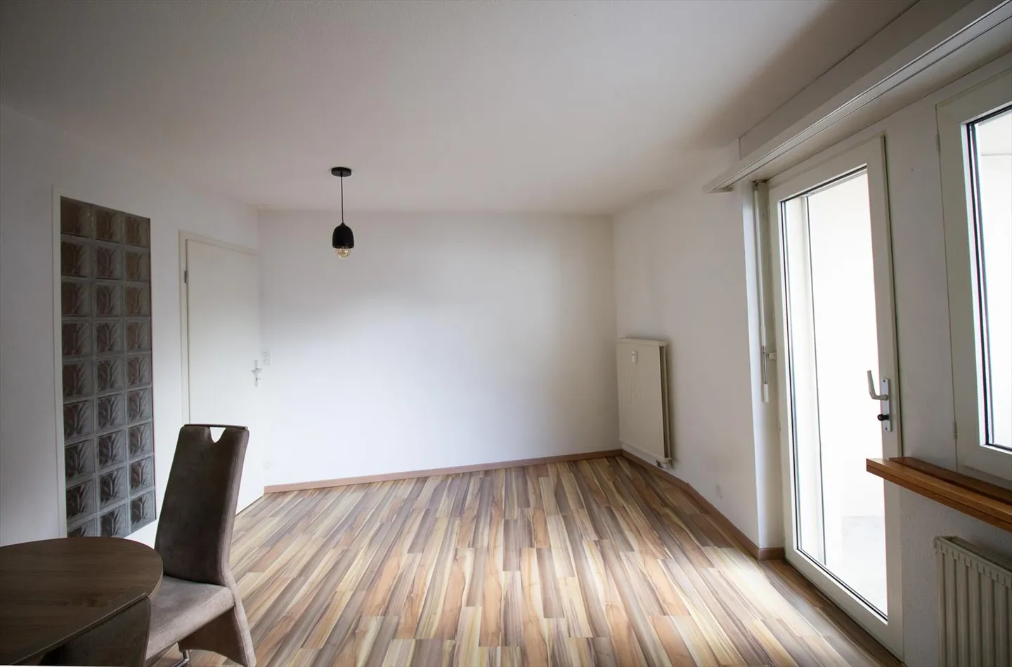 Maison d'appartement 2.5-02, lumineux appartement en attique de 2.5 pièces avec 2 balcons et belle vue - Photo 6 sur 20