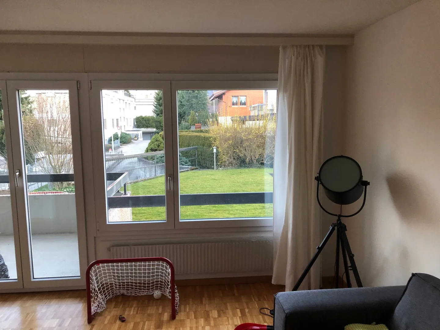 Charmante 4-Zimmer-Wohnung mit Balkon und Garten in Gwatt - Photo 2 sur 7