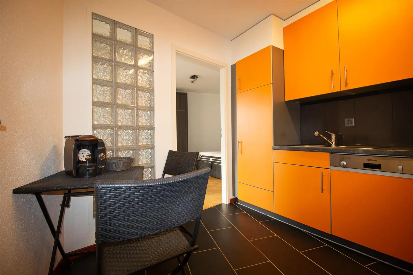 Maison d'appartement 2.5-02, lumineux appartement en attique de 2.5 pièces avec 2 balcons et belle vue - Photo 8 sur 20