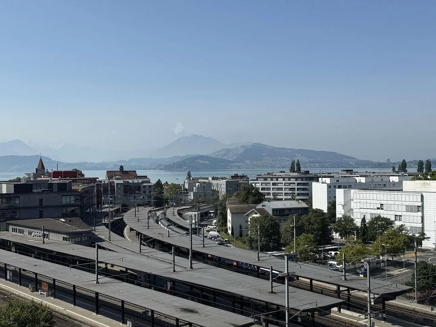 Appartement en duplex 3.5 pièces avec sa propre terrasse sur le toit (125 m2) à Zug - Photo 2 sur 8