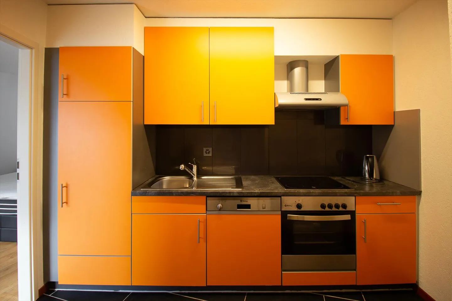 Maison d'appartement 2.5-02, lumineux appartement en attique de 2.5 pièces avec 2 balcons et belle vue - Photo 10 sur 20