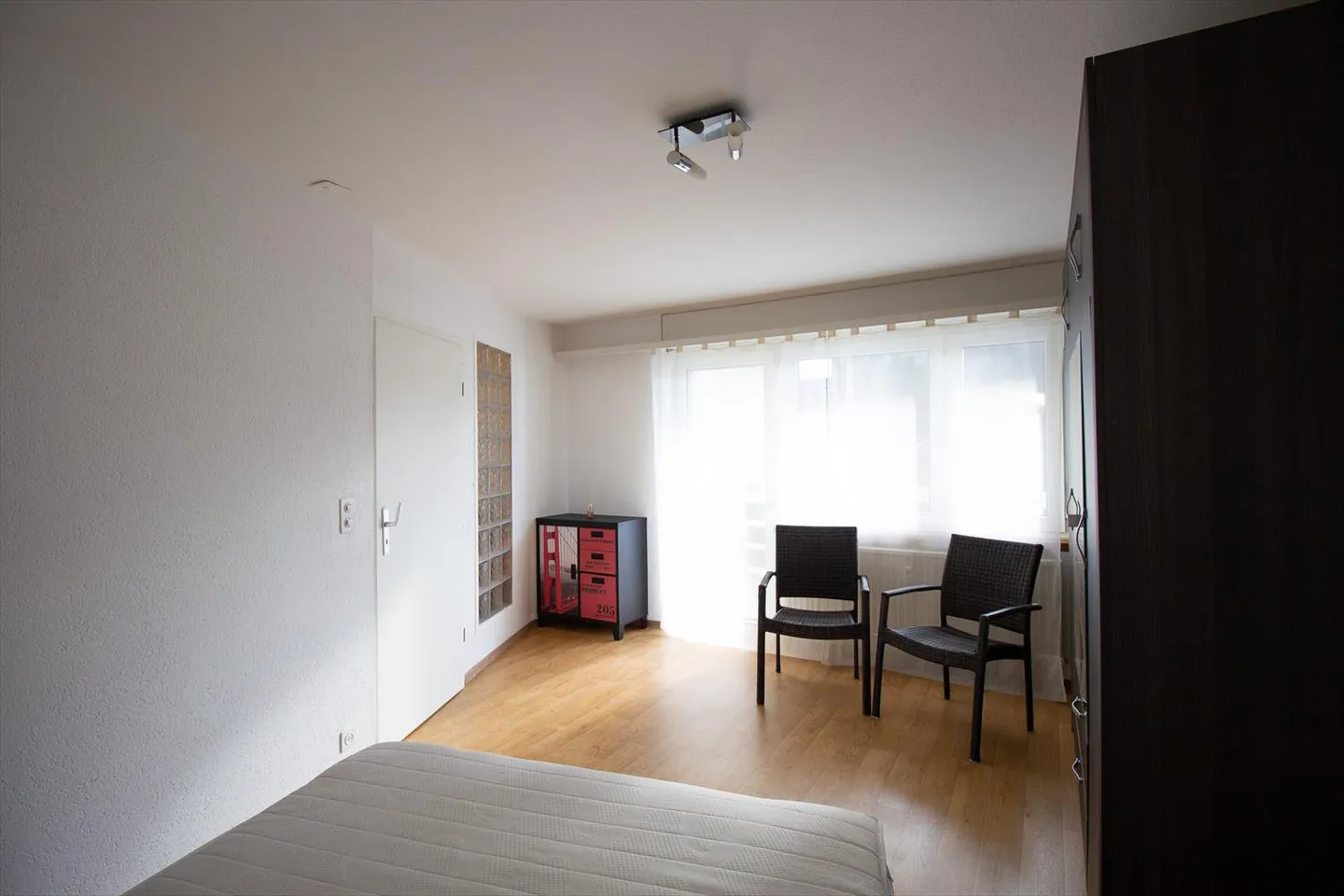 Maison d'appartement 2.5-02, lumineux appartement en attique de 2.5 pièces avec 2 balcons et belle vue - Photo 14 sur 20