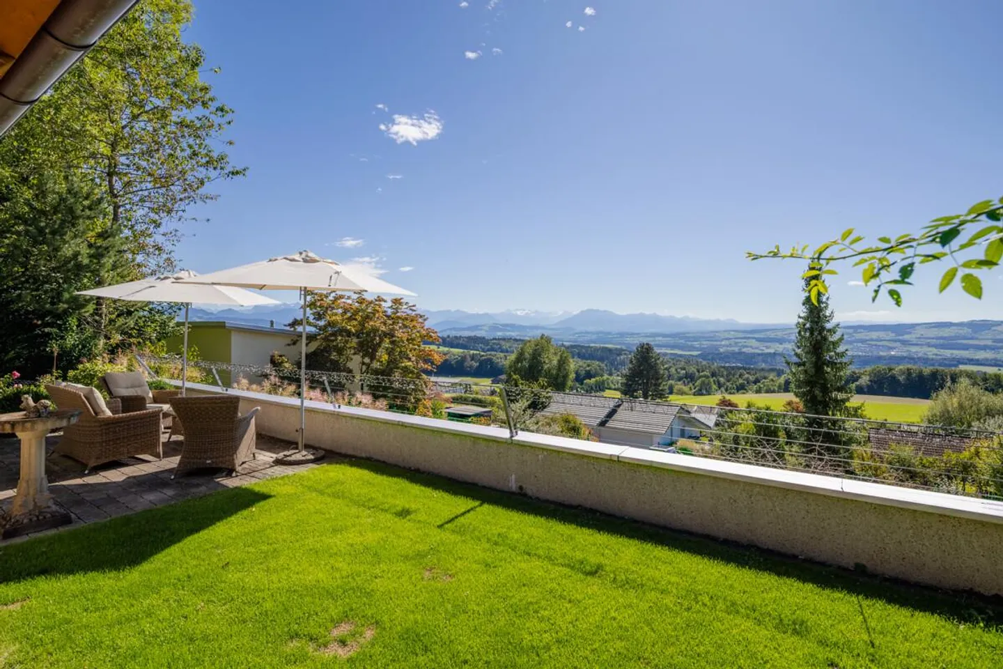 Casa unifamiliare ad Aeugst am Albis: vivere con vista e tanto spazio - Foto 1 di 5