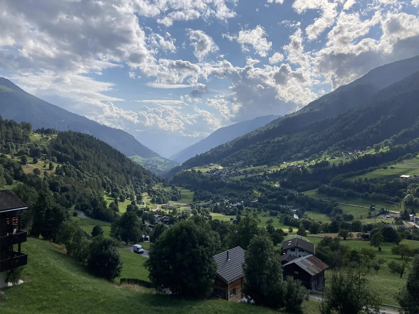 Style chalet avec vue royale sur la vallée de la jeune Rhône - Photo 8 sur 12