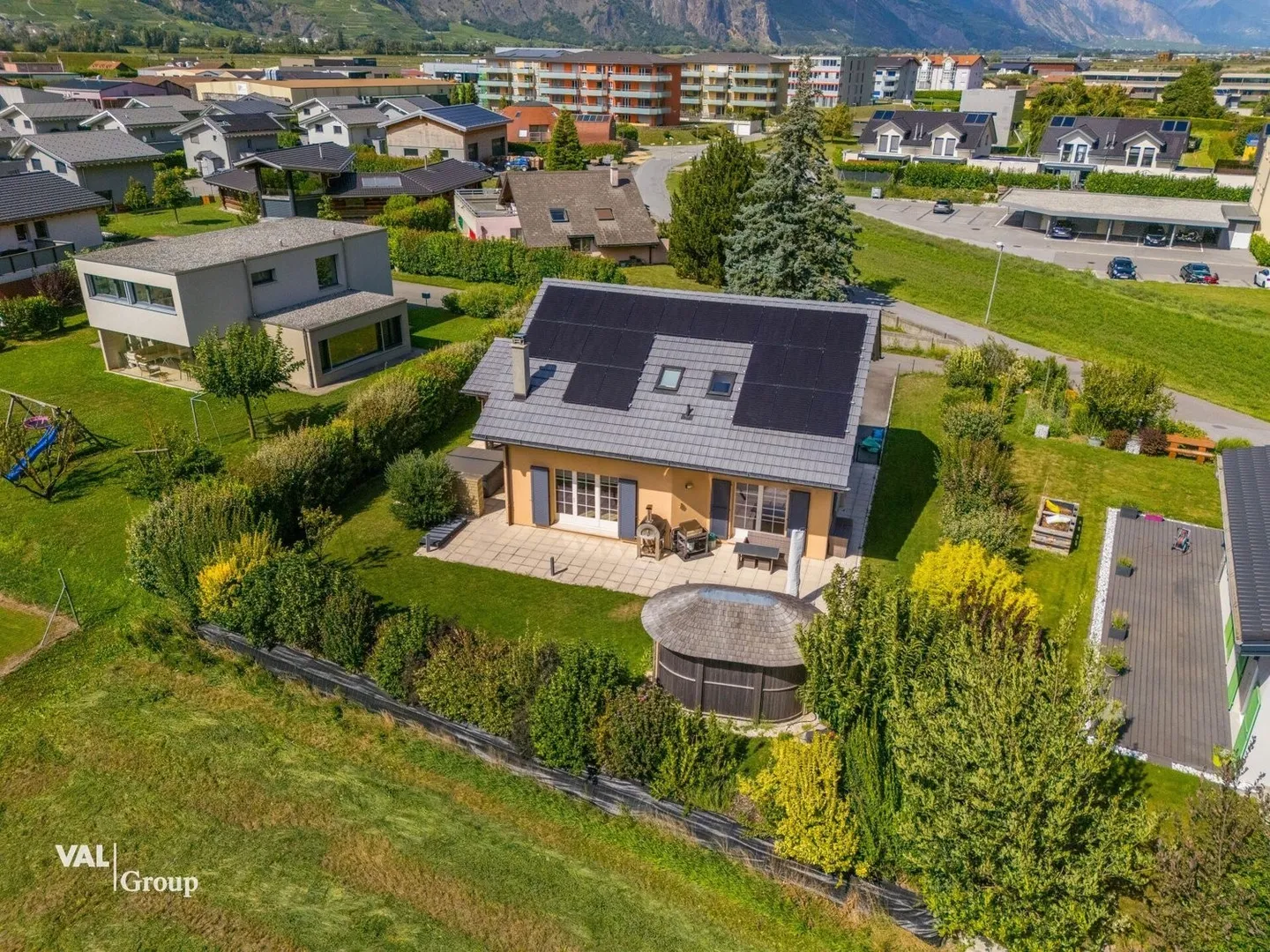 Magnifique villa dans un quartier calme avec grand jardin et jacuzzi - Photo 1 of 13