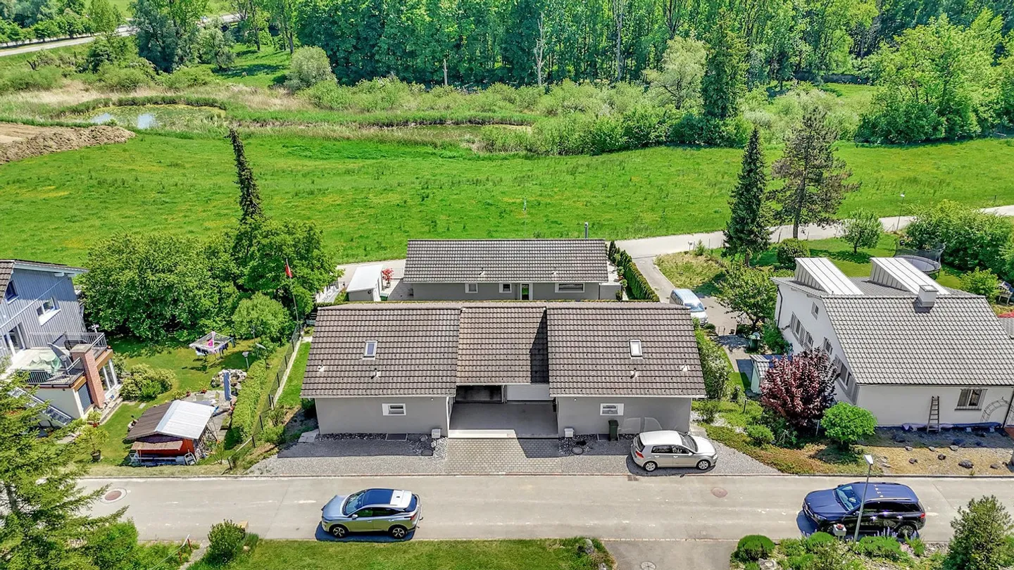 Moderna casa familiare semi-indipendente in una posizione tranquilla a Pfyn - Foto 1 di 19