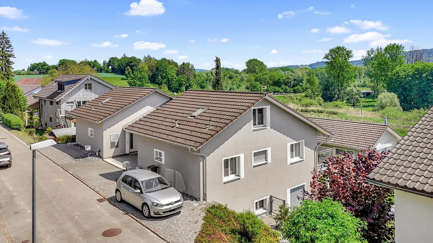 Moderna casa familiare semi-indipendente in una posizione tranquilla a Pfyn - Foto 2 di 19