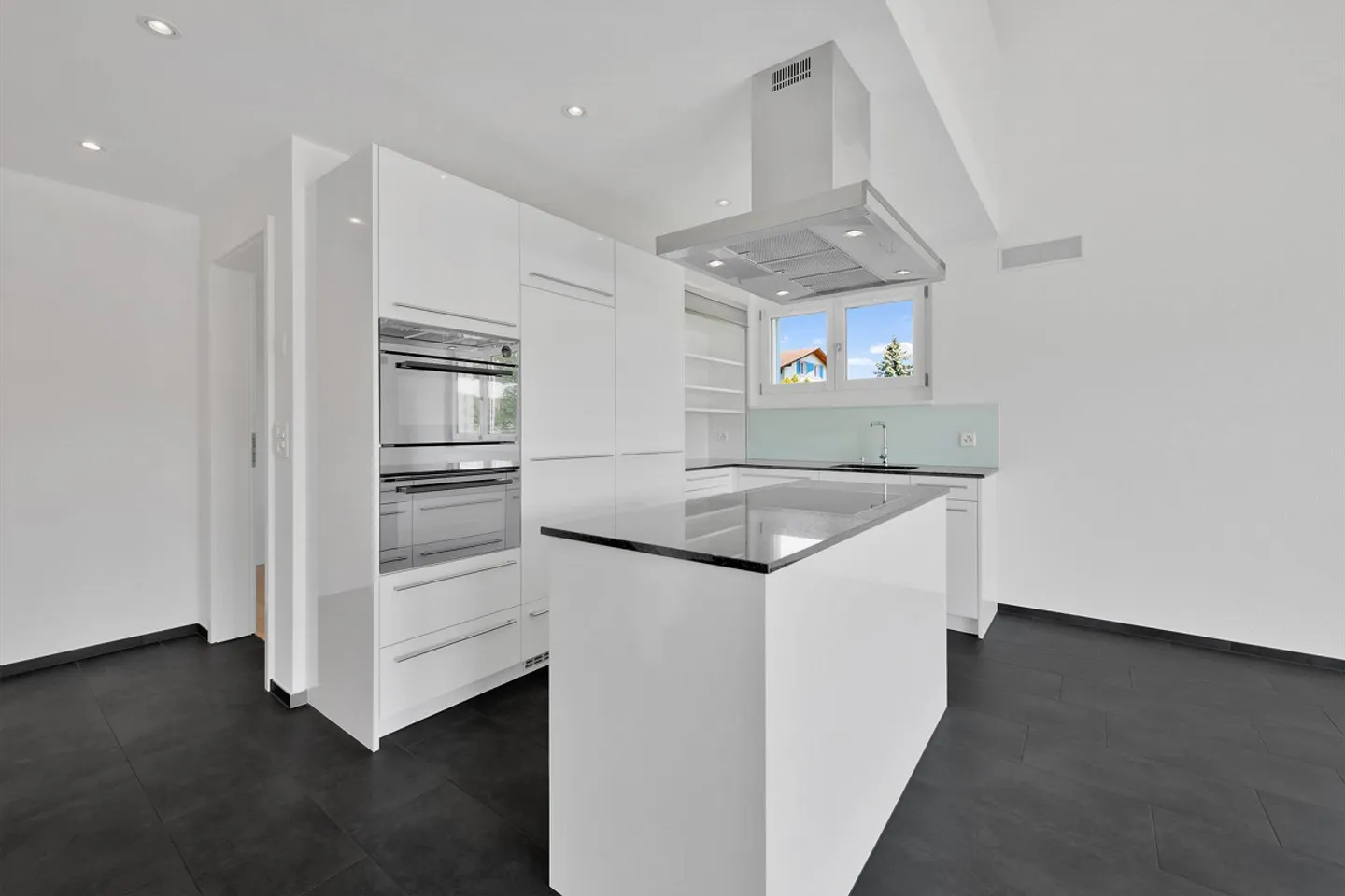 Moderna casa familiare semi-indipendente in una posizione tranquilla a Pfyn - Foto 4 di 19