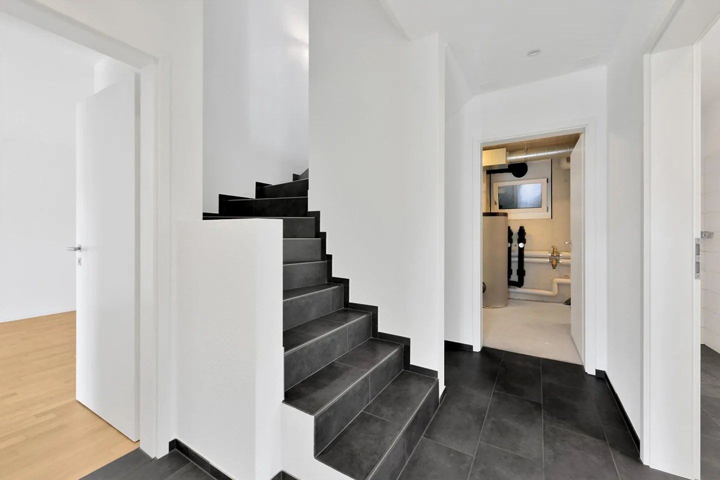 Moderna casa familiare semi-indipendente in una posizione tranquilla a Pfyn - Foto 9 di 19