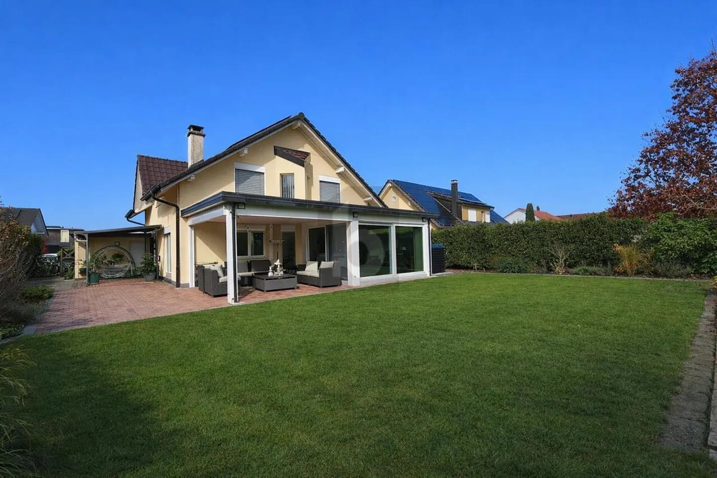 SPACIOUS, MODERN AND IDEAL FOR FAMILIES - Photo 1 of 6