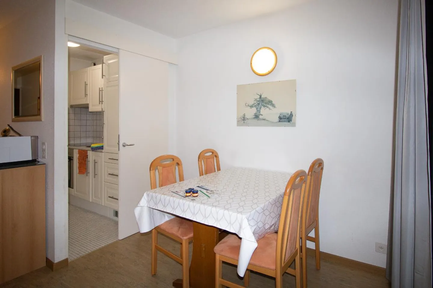 Maison d'appartement 1.5-03, appartement lumineux et bien entretenu de 1.5 pièces avec balcon sud-est - Photo 4 sur 10