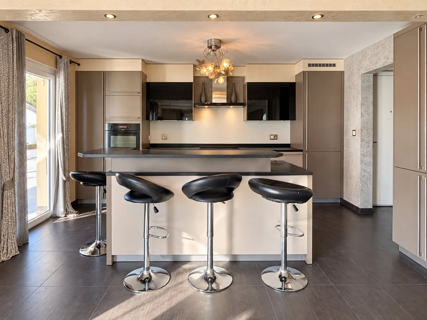 Spacious Duplex Apartment - Photo 3 of 12
