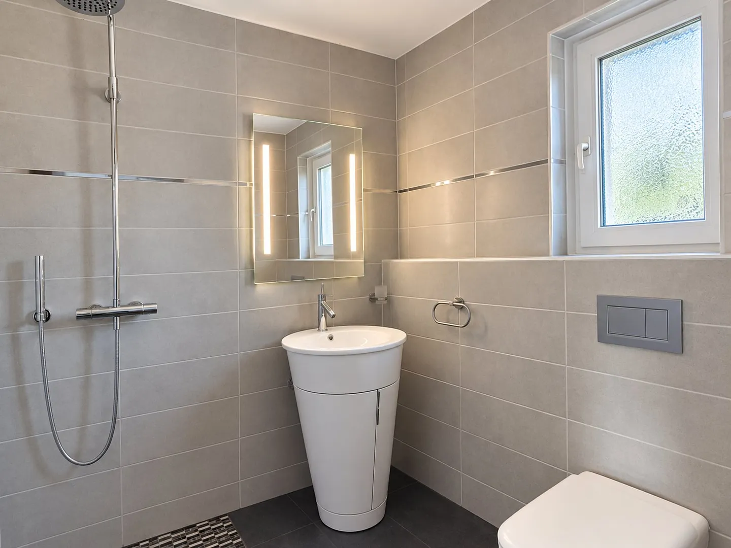 Spacious Duplex Apartment - Photo 5 of 12