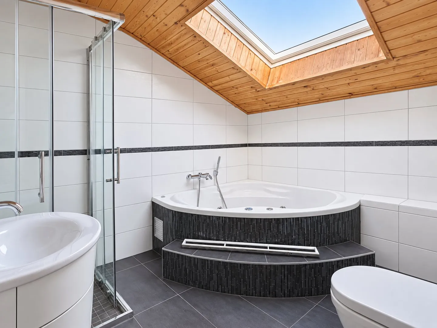 Spacious Duplex Apartment - Photo 9 of 12