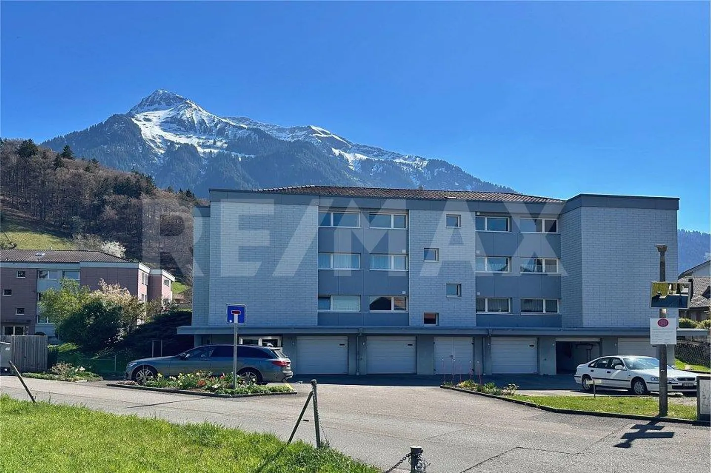 Haut: appartement lumineux de 2½ pièces au 2ème étage avec balcon et belle vue sur les montagnes - Photo 2 sur 13