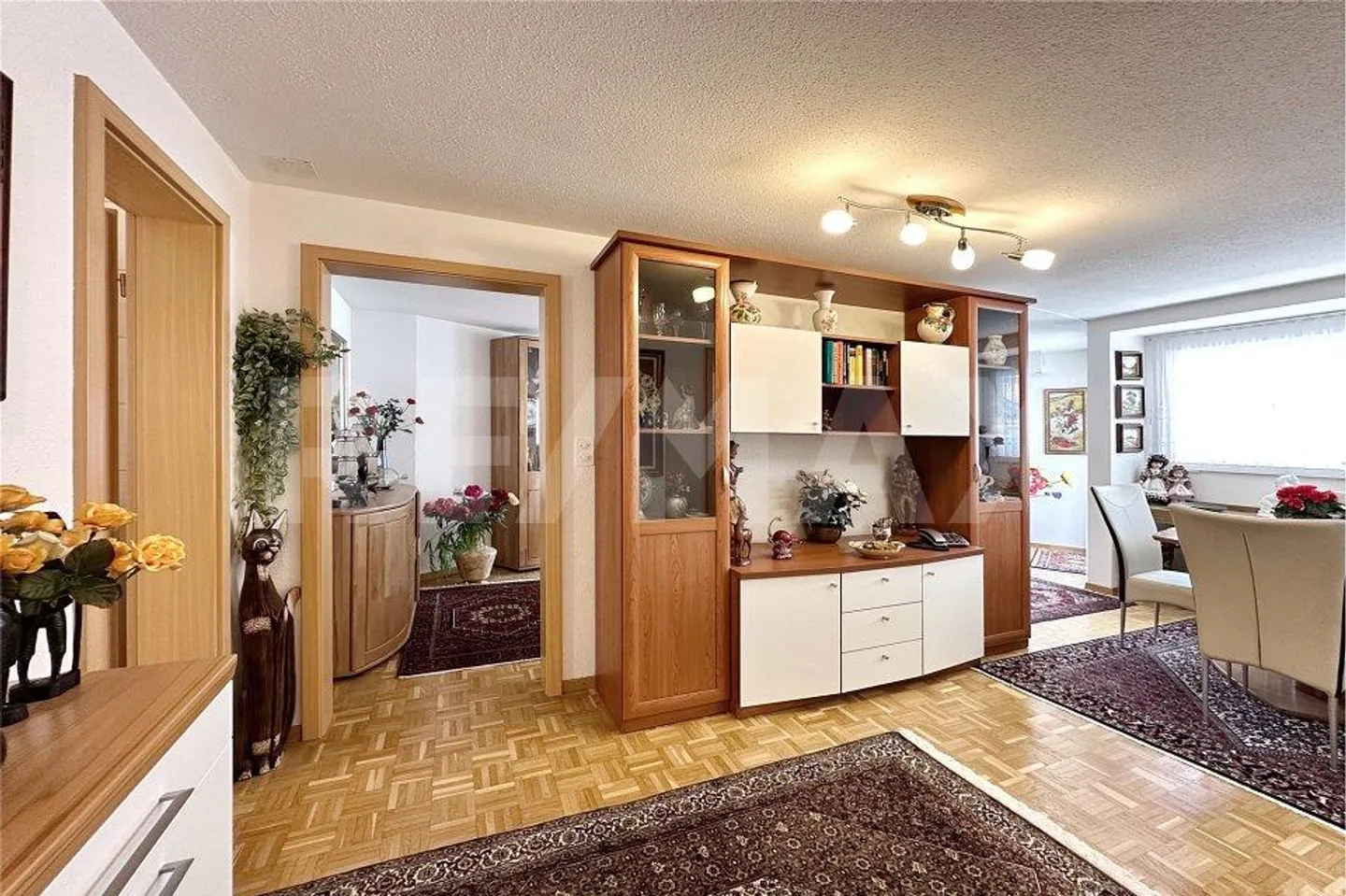 Haut: appartement lumineux de 2½ pièces au 2ème étage avec balcon et belle vue sur les montagnes - Photo 3 sur 13