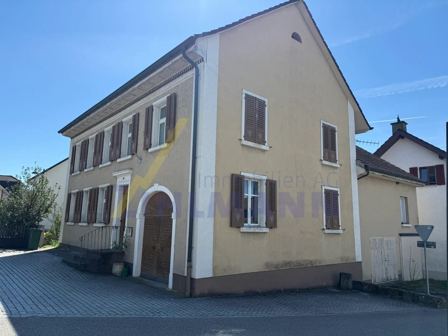 Ampia casa unifamiliare con fienile e annessi versatili - Foto 3 di 11