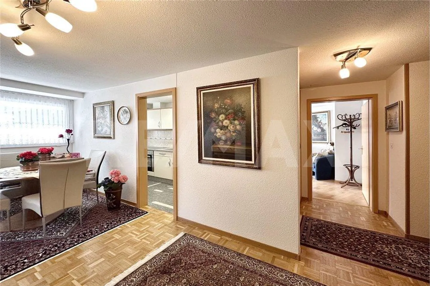 Haut: appartement lumineux de 2½ pièces au 2ème étage avec balcon et belle vue sur les montagnes - Photo 4 sur 13