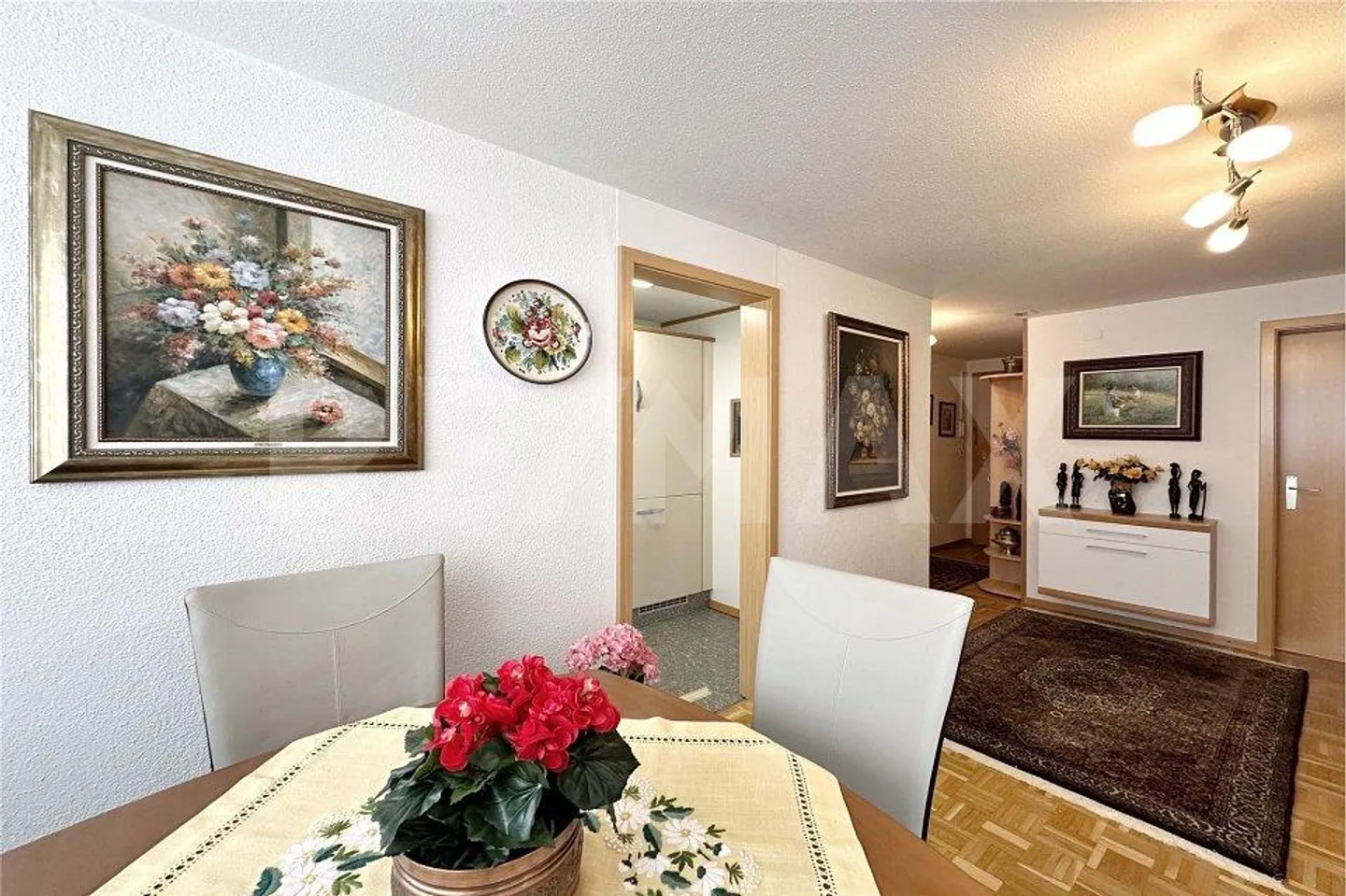 Haut: appartement lumineux de 2½ pièces au 2ème étage avec balcon et belle vue sur les montagnes - Photo 6 sur 13