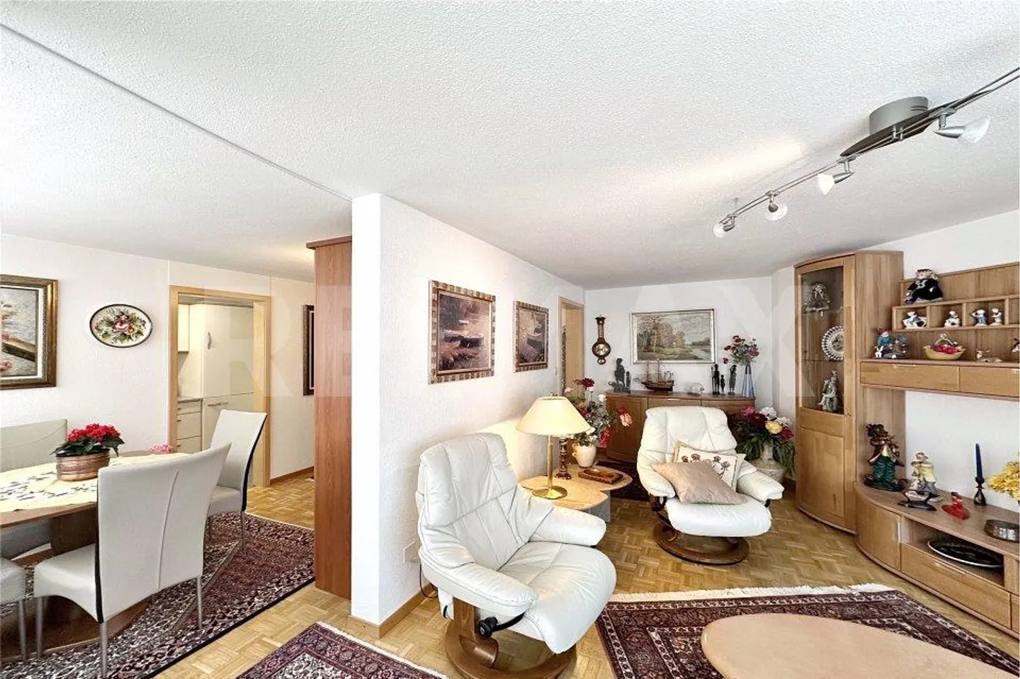 Haut: appartement lumineux de 2½ pièces au 2ème étage avec balcon et belle vue sur les montagnes - Photo 7 sur 13