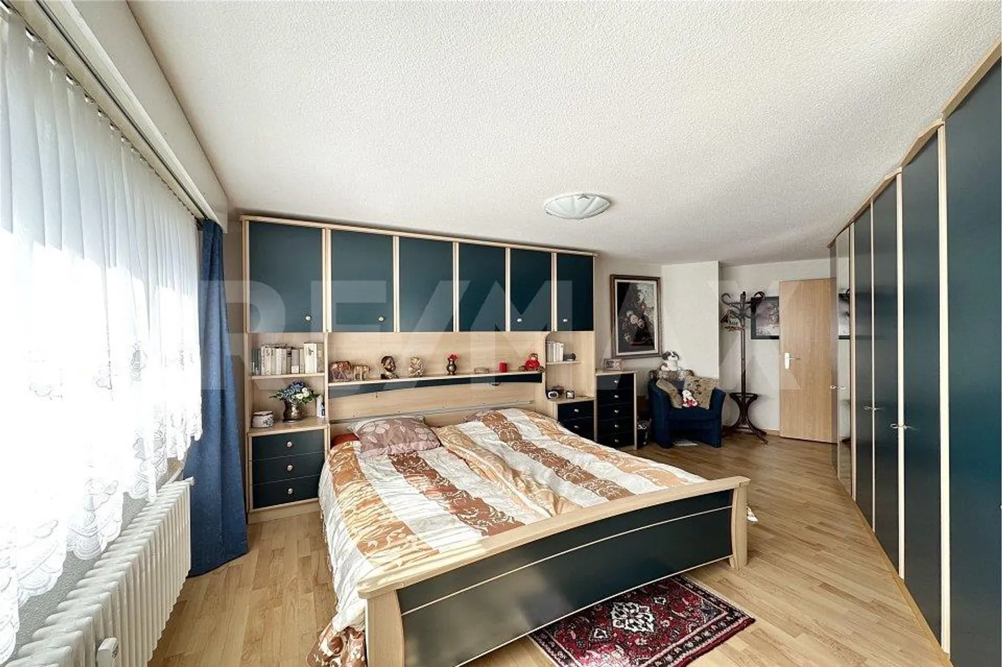 Haut: appartement lumineux de 2½ pièces au 2ème étage avec balcon et belle vue sur les montagnes - Photo 8 sur 13