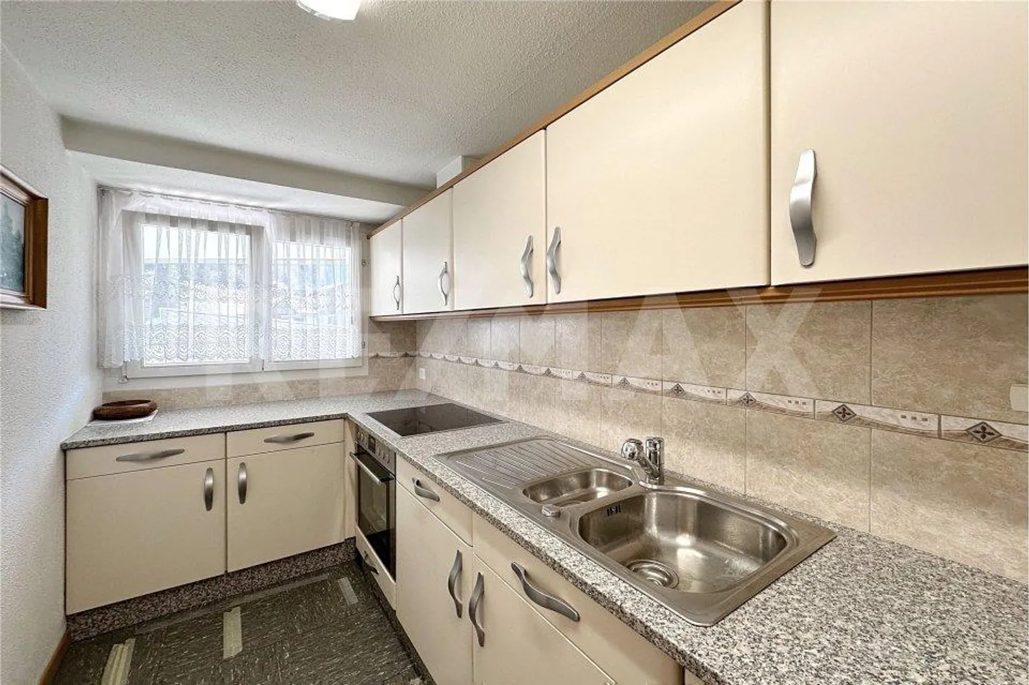 Haut: appartement lumineux de 2½ pièces au 2ème étage avec balcon et belle vue sur les montagnes - Photo 9 sur 13