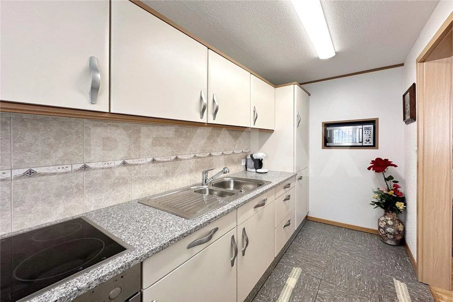 Haut: appartement lumineux de 2½ pièces au 2ème étage avec balcon et belle vue sur les montagnes - Photo 10 sur 13