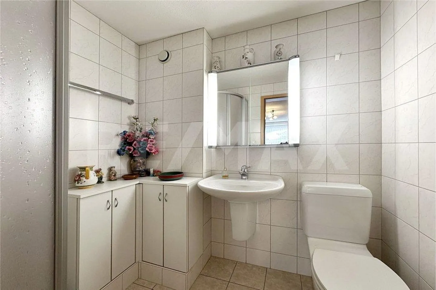 Haut: appartement lumineux de 2½ pièces au 2ème étage avec balcon et belle vue sur les montagnes - Photo 11 sur 13