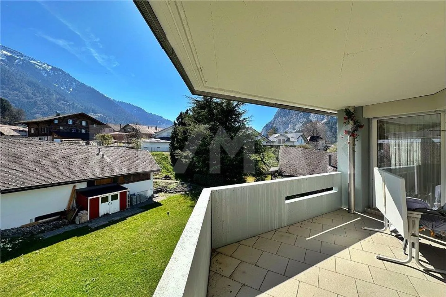 Haut: appartement lumineux de 2½ pièces au 2ème étage avec balcon et belle vue sur les montagnes - Photo 12 sur 13