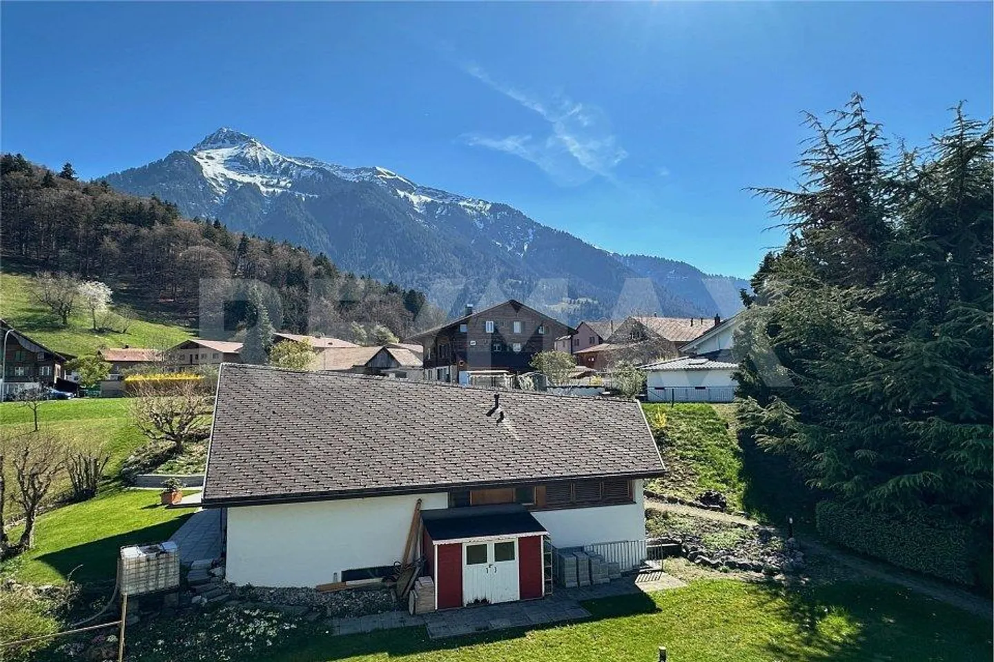 Haut: appartement lumineux de 2½ pièces au 2ème étage avec balcon et belle vue sur les montagnes - Photo 13 sur 13