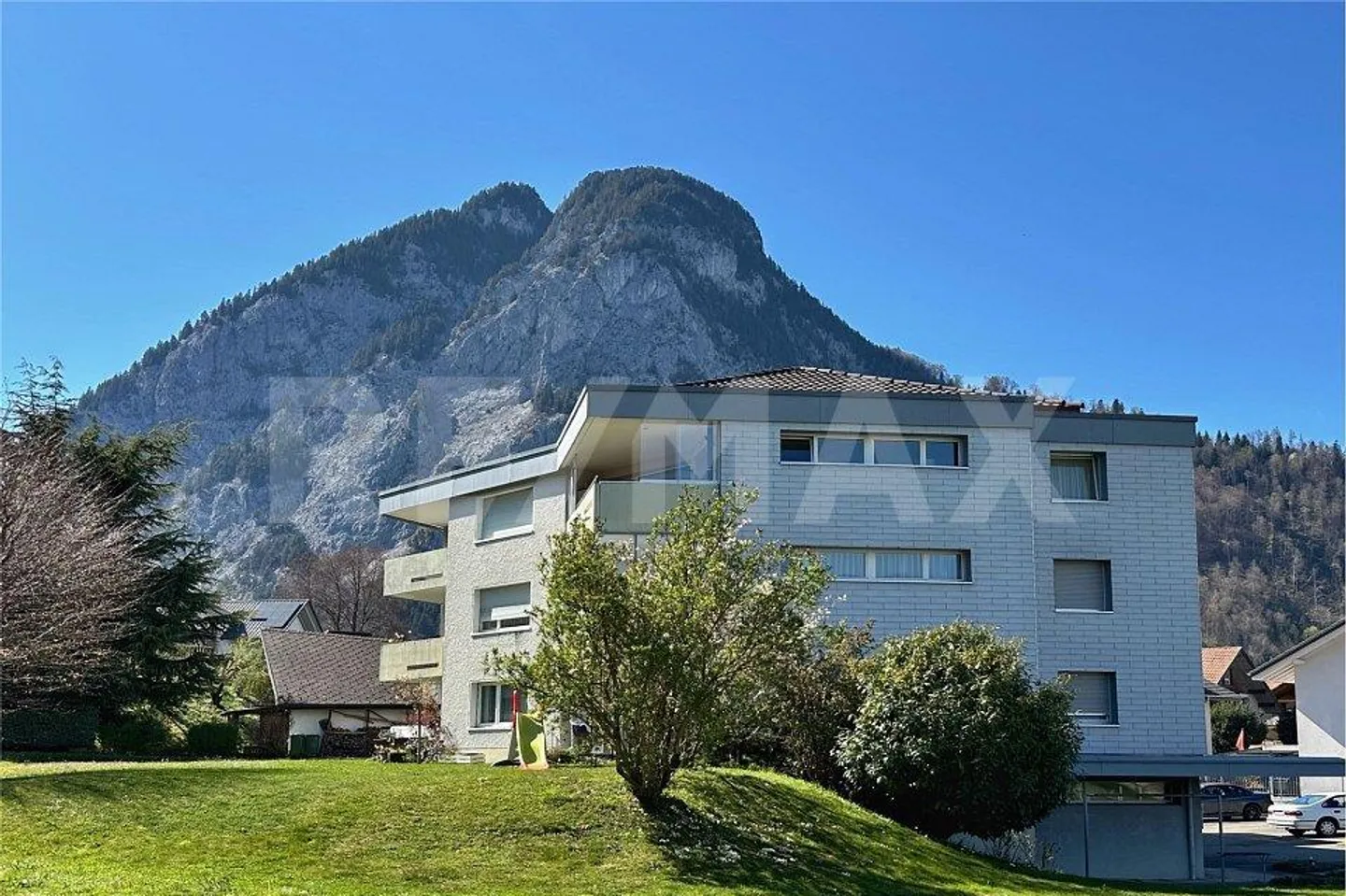 Haut: appartement lumineux de 2½ pièces au 2ème étage avec balcon et belle vue sur les montagnes - Photo 1 sur 13