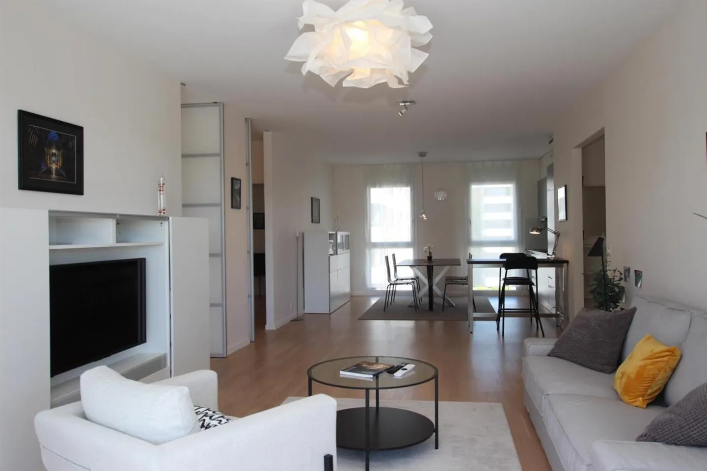 Spacious Apartment with Terrace - Photo 5 of 8