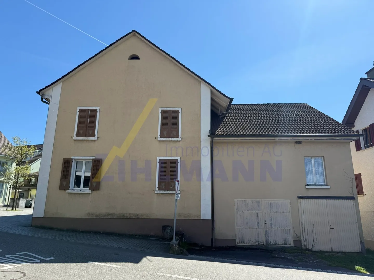 Ampia casa unifamiliare con fienile e annessi versatili - Foto 2 di 11