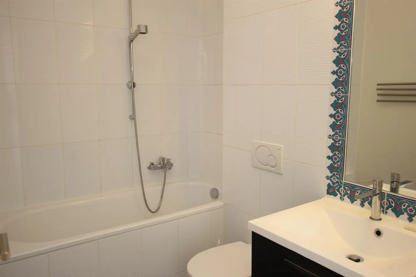 Spacious Apartment with Terrace - Photo 6 of 8