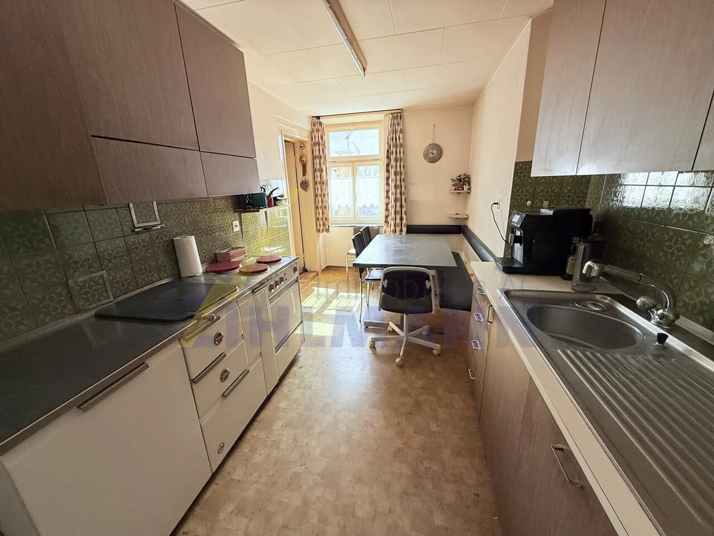 Ampia casa unifamiliare con fienile e annessi versatili - Foto 8 di 11