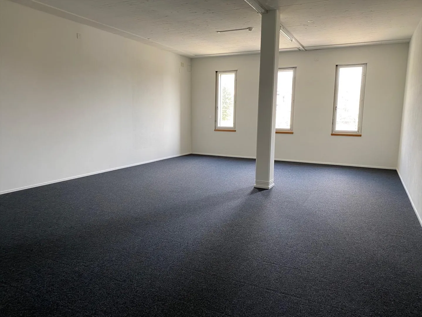 Spazio di vendita nel centro di Peseux - Foto 4 di 6