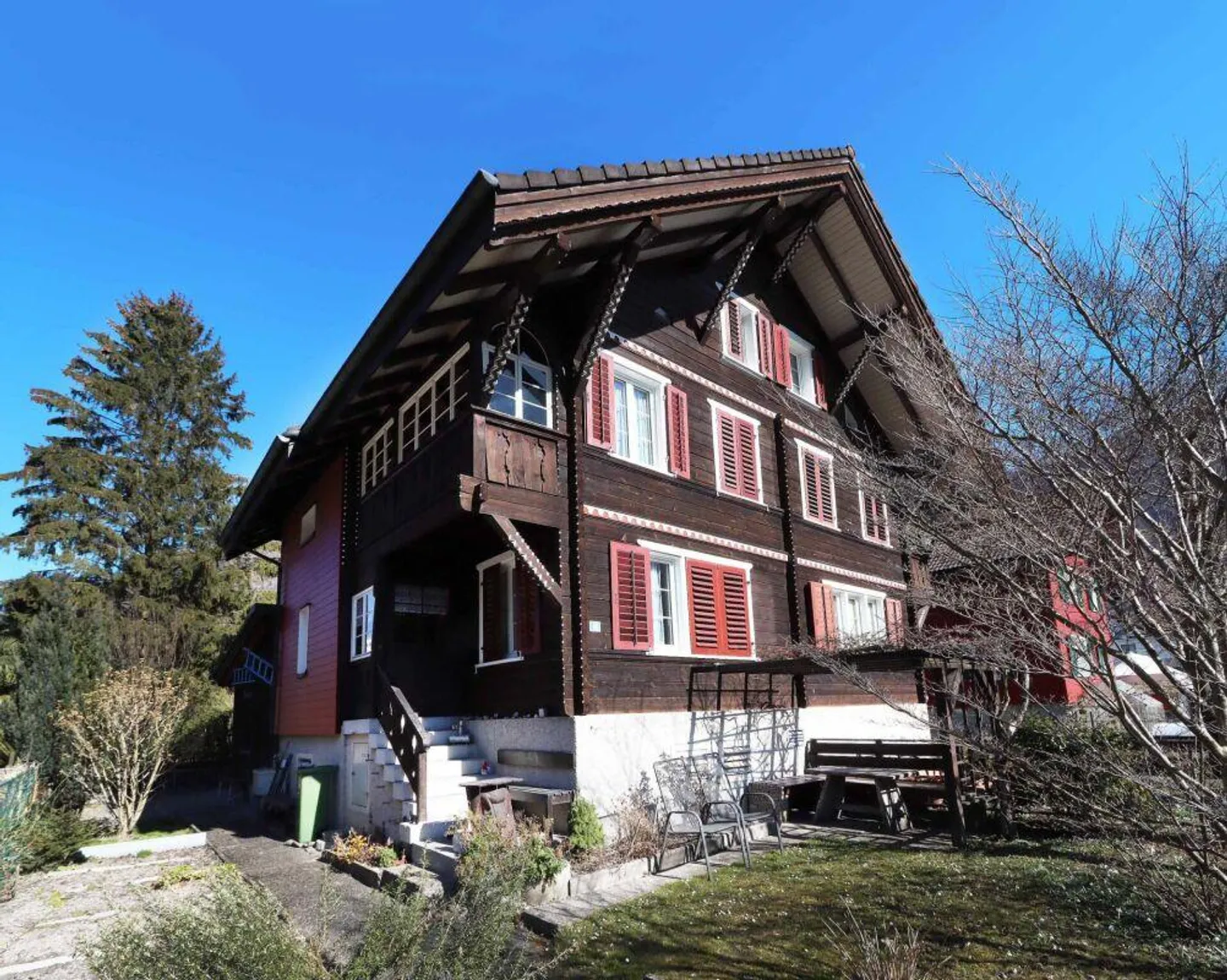 Casa bifamiliare in stile chalet con giardino - Foto 1 di 18