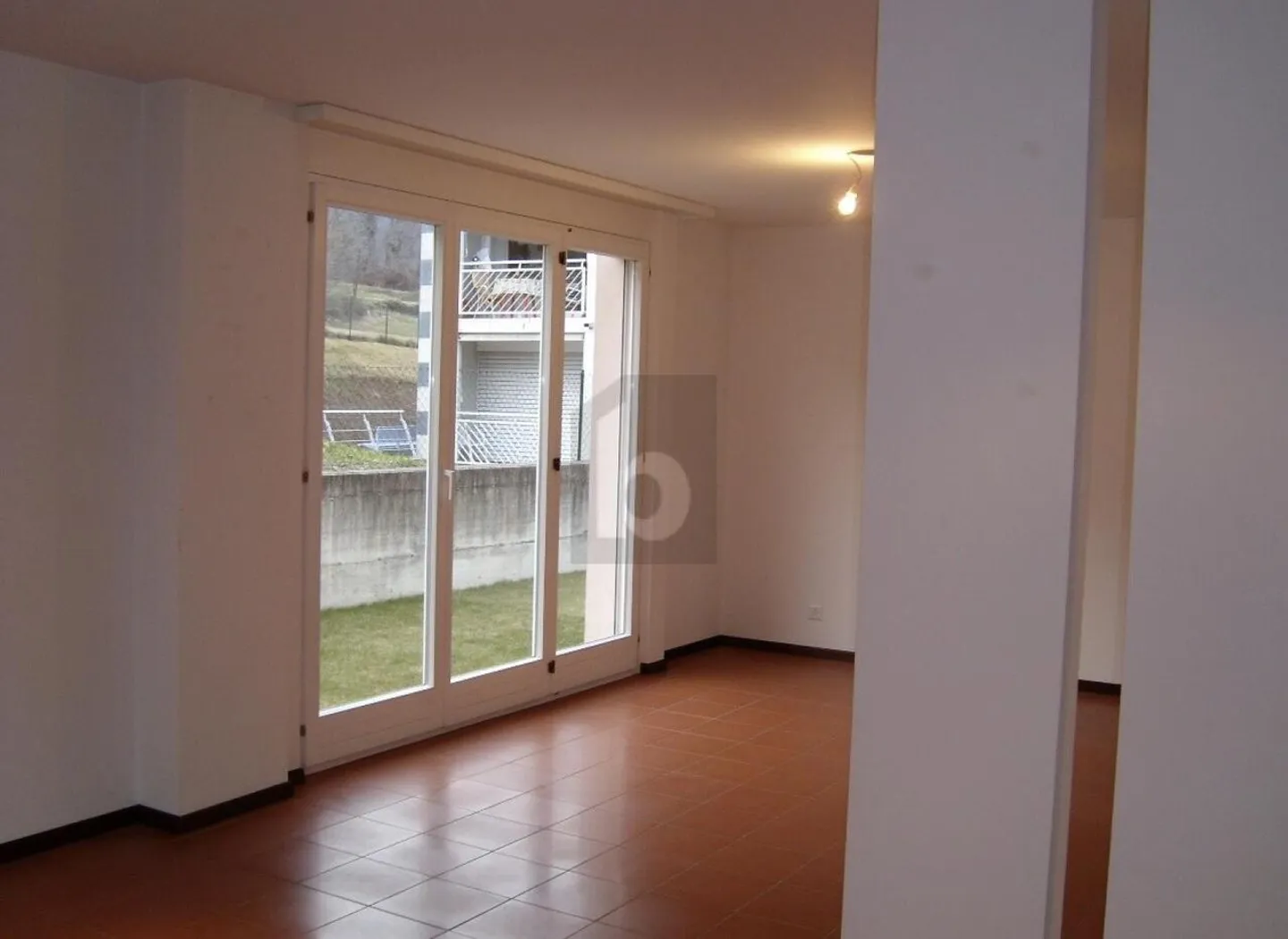 BRIGHT HOUSE WITH LARGE GARDEN - Photo 3 of 6