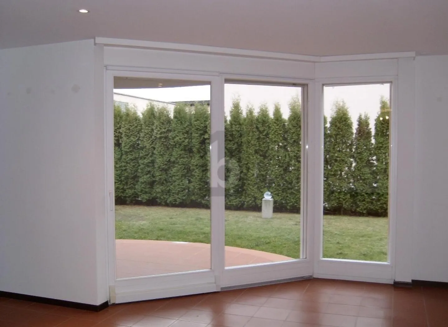 BRIGHT HOUSE WITH LARGE GARDEN - Photo 4 of 6
