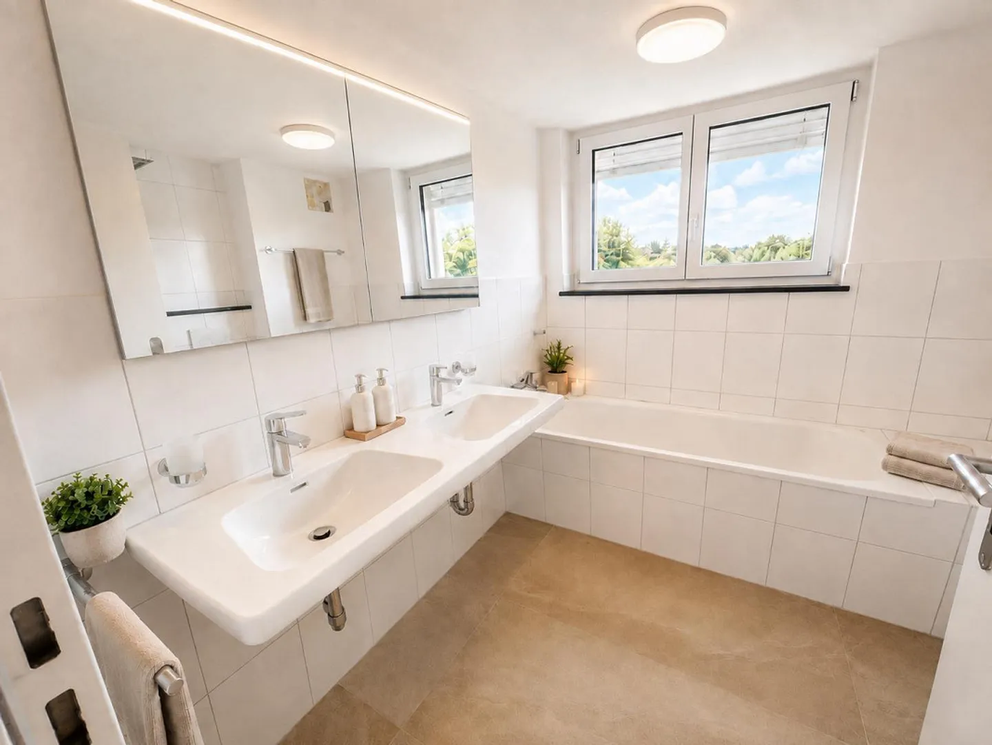 Nuovo - Prima occupazione di un grande appartamento di 4,5 stanze, grande balcone - Foto 3 di 9