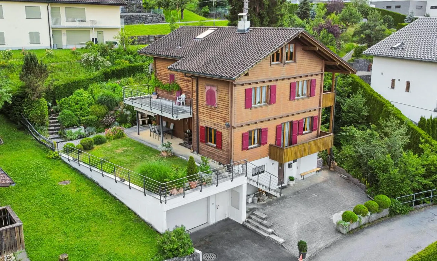Chalet-Style Family Home - Photo 2 of 11