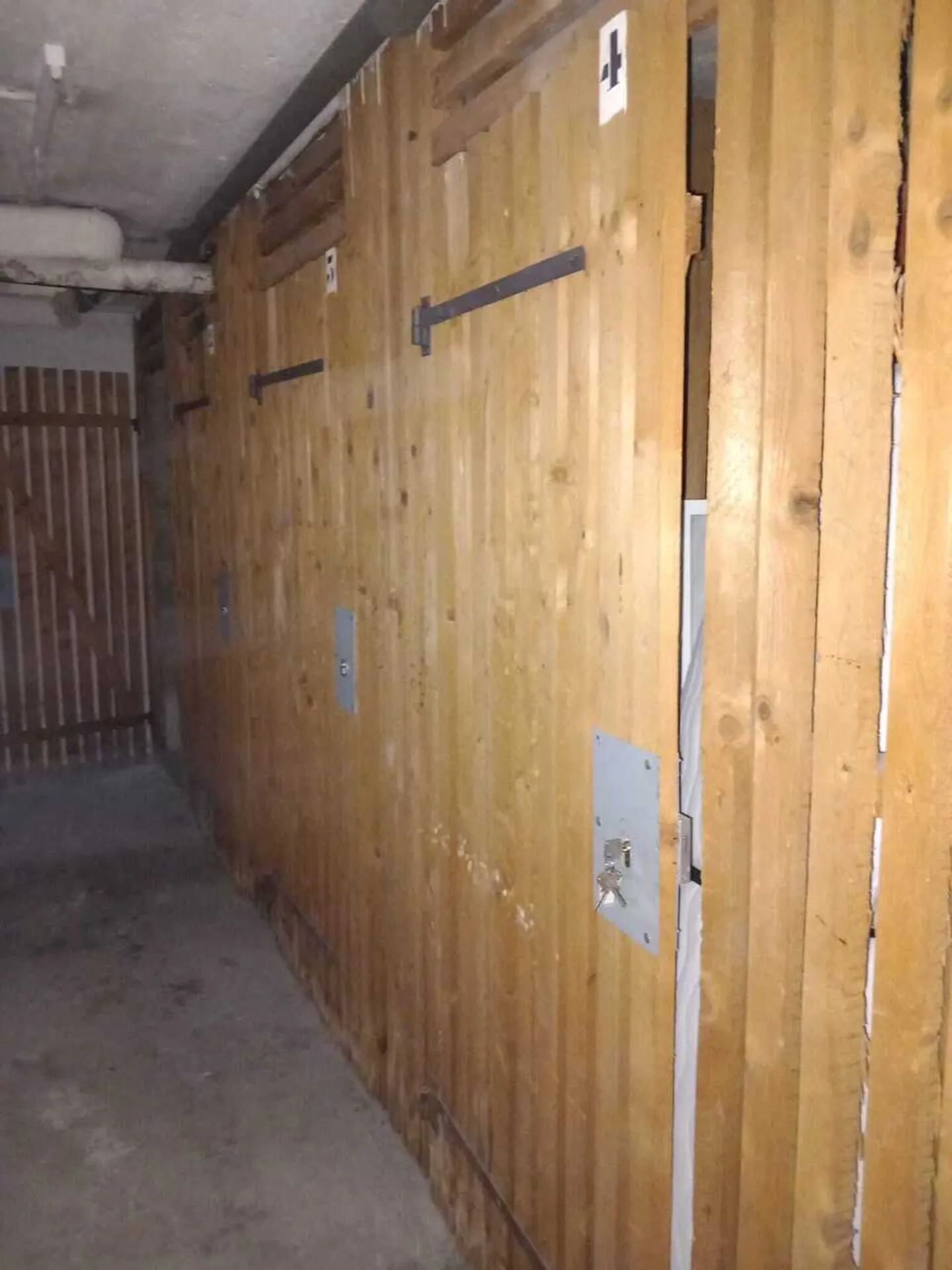 Useful cellar compartment made of pallet wood - Photo 1 of 2