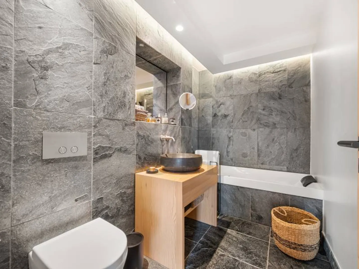Luxury Chalet in Alpine Paradise - Photo 8 of 11